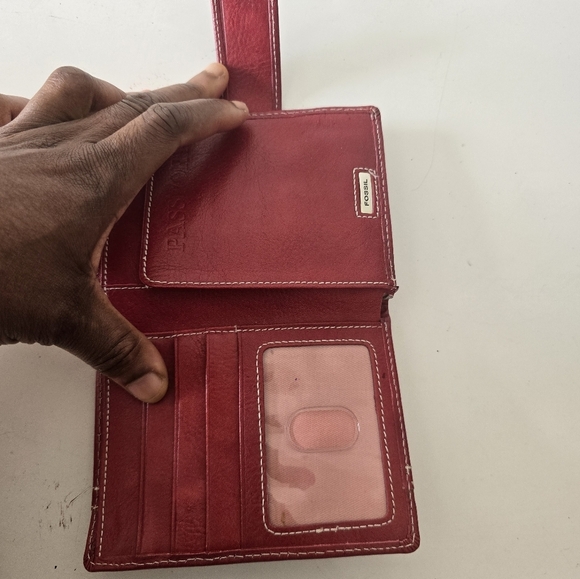 Fossil  (Folded) Red Leather Bi-Fold Passport Wallet Patent Leather Women - Picture 7 of 12